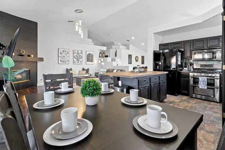 Vacation rental for 8 people, with yard and hot tub in Henderson