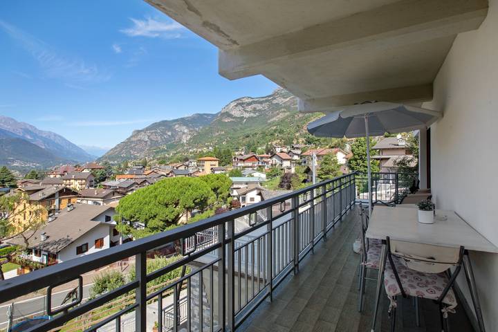 Hel lejlighed, Apartment 'Maison Du Soleil - Bien-être' with Mountain View, Private Terrace and Wi-Fi in Saint-Vincent, Comune di Saint-Vincent