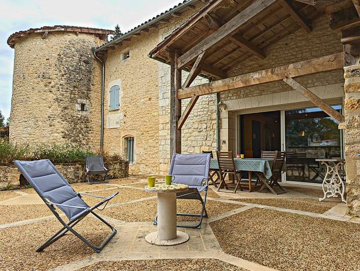 Gîte pour 5 personnes, avec Jacuzzi et Terrasse ainsi que Jardin et Piscine
