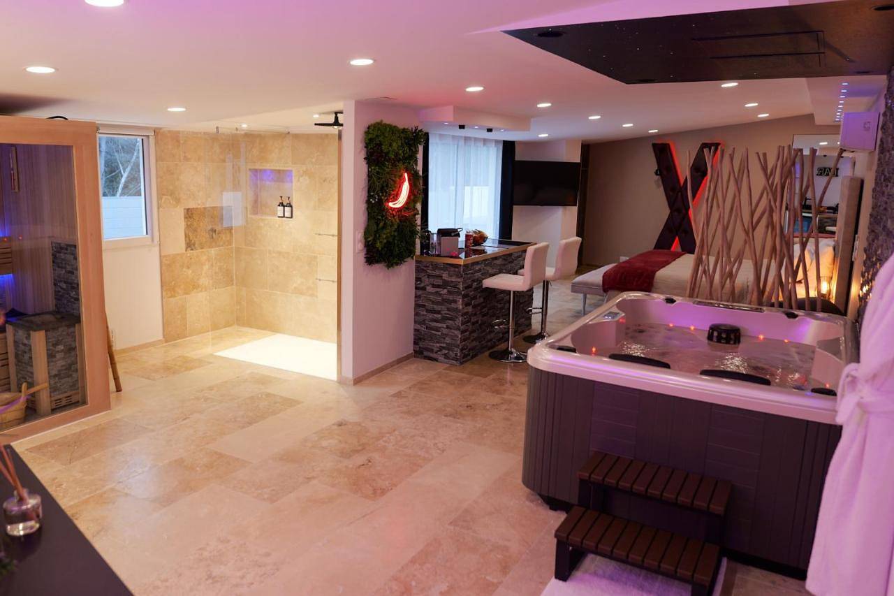 Loveroom de charme avec jacuzzi et sauna in La Penne-sur-Huveaune, Parc national des Calanques