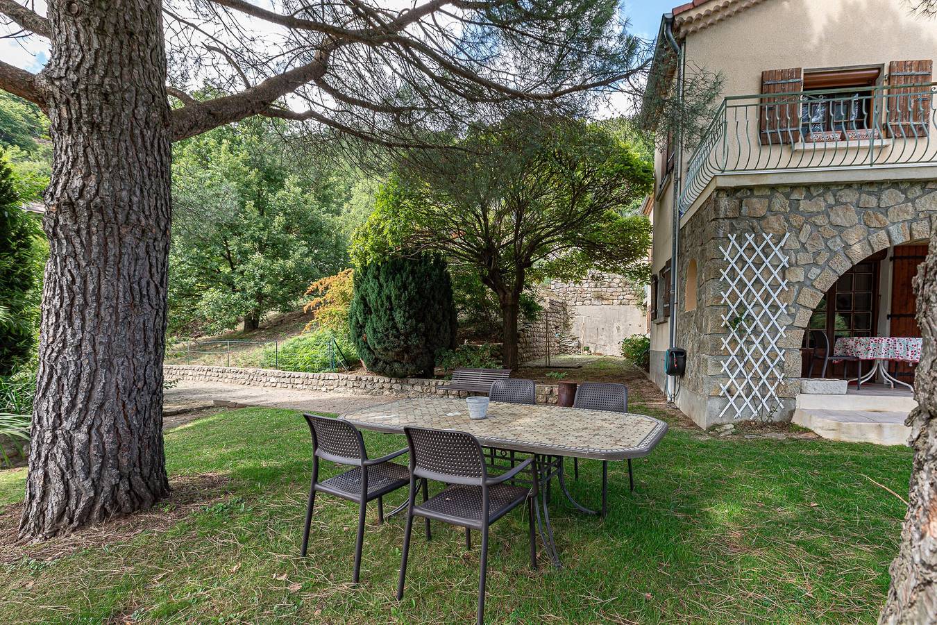 Appartement entier, Appartement 'Chataigniers' avec vue sur les montagnes, piscine privée et Wi-Fi in Juvinas, Parc naturel régional des Monts d'Ardèche