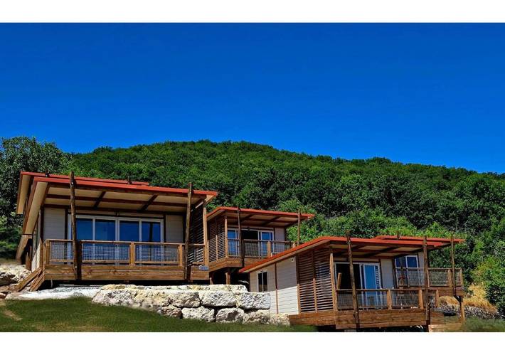 Location de vacances pour 3 personnes, avec vue ainsi que piscine et jardin à Brullioles - 2