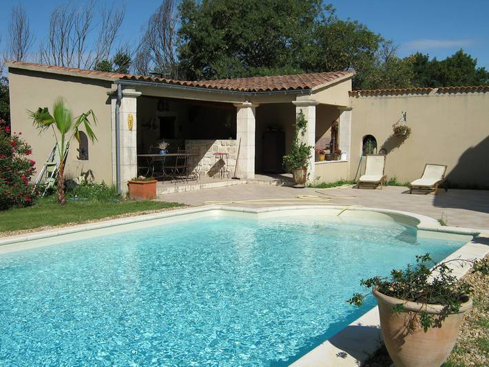Location de vacances pour 6 personnes, avec jardin ainsi que terrasse et piscine, animaux acceptés à Saint-Étienne-du-Grès