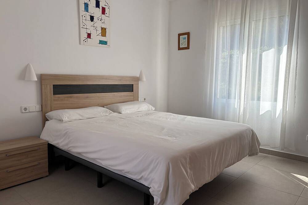 Ruhige freistehende Villa, privater Pool, kurzer Spaziergang zum örtlichen Geschäft, Bars / Restaurants in Port d'Addaia, Es Mercadal