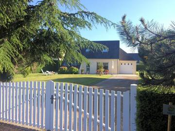 Gîte pour 8 personnes, avec terrasse et jardin à Quettehou