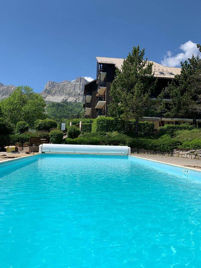 Gîte pour 4 personnes, avec vue ainsi que terrasse et piscine à Gresse-en-Vercors