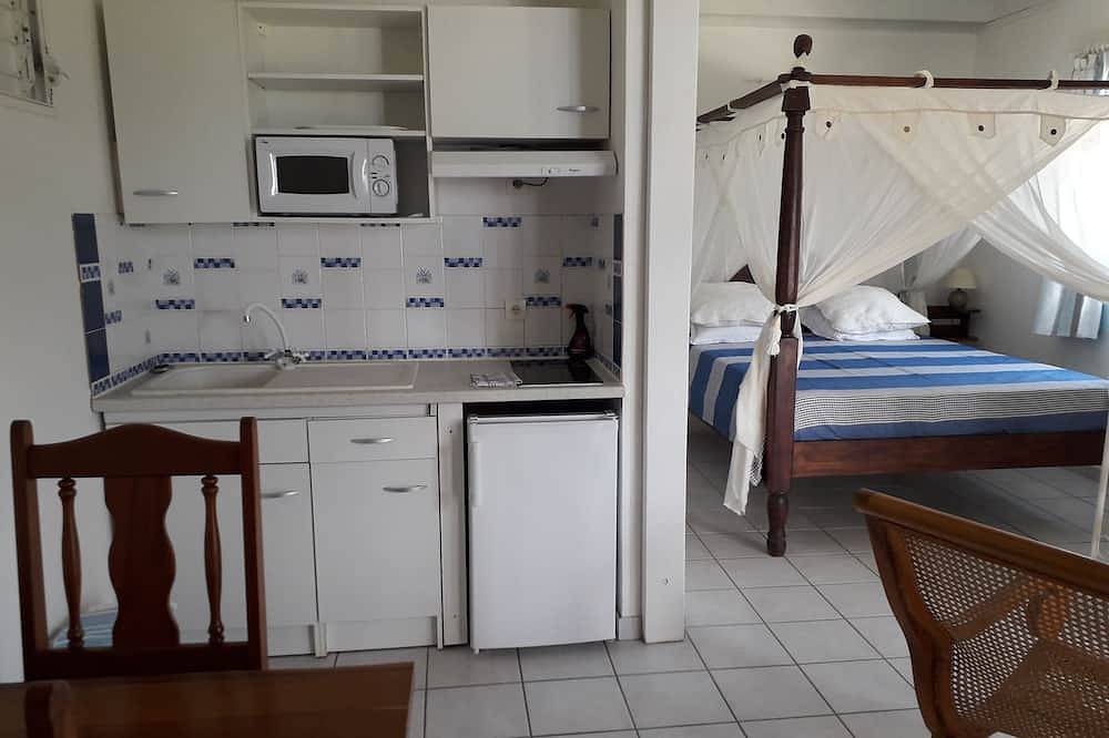 Apartamento entero, Amplio estudio, Vista Al Mar, 300 euros / semana, aire acondicionado, piscina, terraza, jardín. in Schoelcher, Martinica