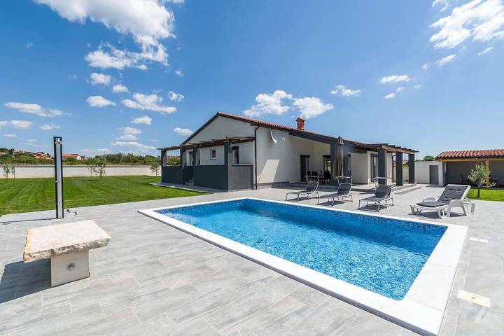 Villa für 6 Personen, mit Balkon/Terrasse und Garten sowie Pool in Vodnjan