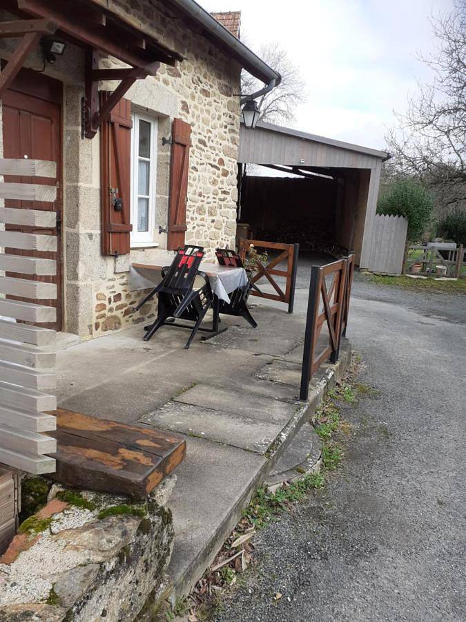 Gîte pour 4 personnes, avec jardin à Azerables