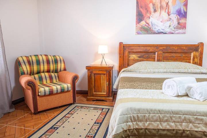 Gîte pour 2 personnes, avec Balcon et Terrasse ainsi que Jardin et Vue dans Água de Alto