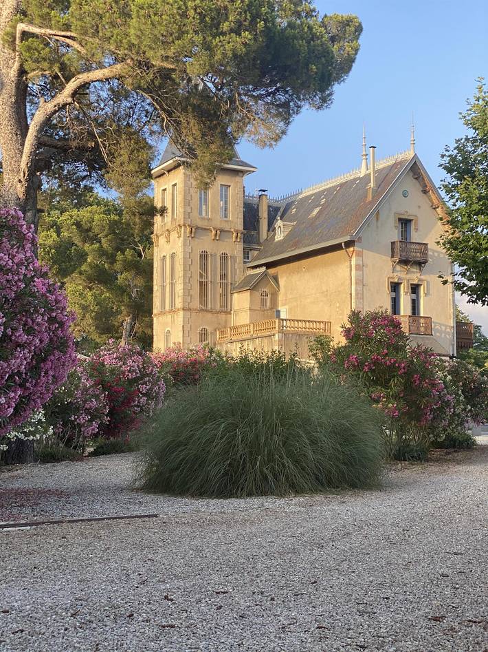 Gîte pour 11 personnes, avec piscine ainsi que terrasse et jardin