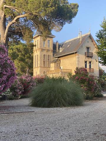 Gîte pour 11 personnes, avec piscine ainsi que jardin et terrasse dans Lac de Jouarrès