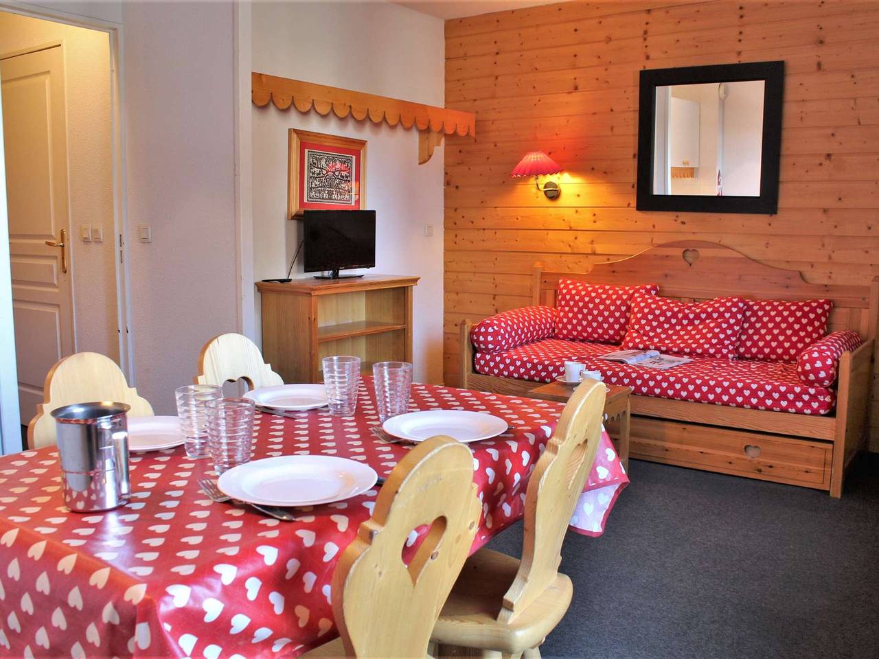 Apartamento entero, Estudio acogedor en Risoul 1850 con acceso directo a pistas, piscina, sauna y Wifi incluido in Station de Risoul, Risoul