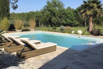 Location de vacances pour 15 personnes, avec jacuzzi et jardin à Gonfaron