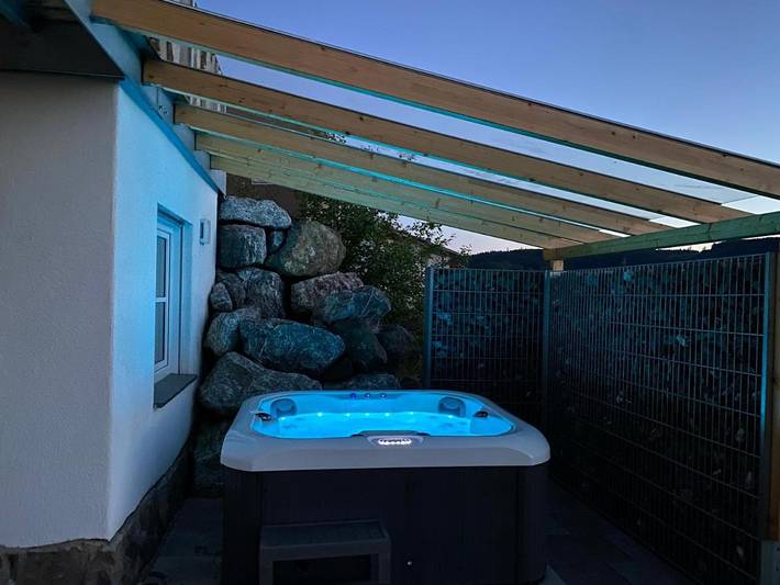 Ferienhaus für 7 Personen, mit Sauna und Whirlpool sowie Pool und Garten