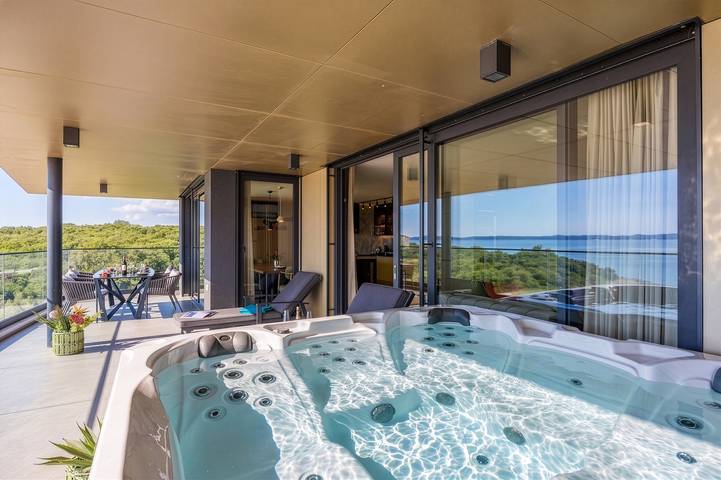Ferienwohnung für 8 Personen, mit Balkon und Whirlpool in Petrcane