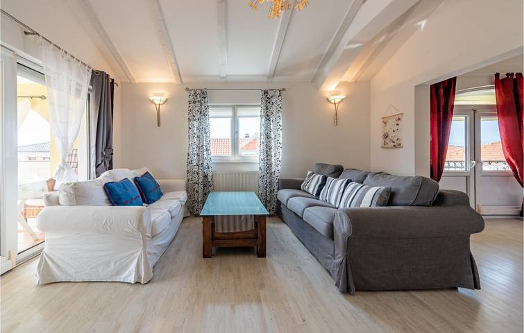 Ganze Ferienwohnung, Charmantes Apartment, 2 km vom Strand entfernt, mit WLAN, Klimaanlage, Terrasse und Parkplatz in Zadar Stadt, Zadar (Kommun)