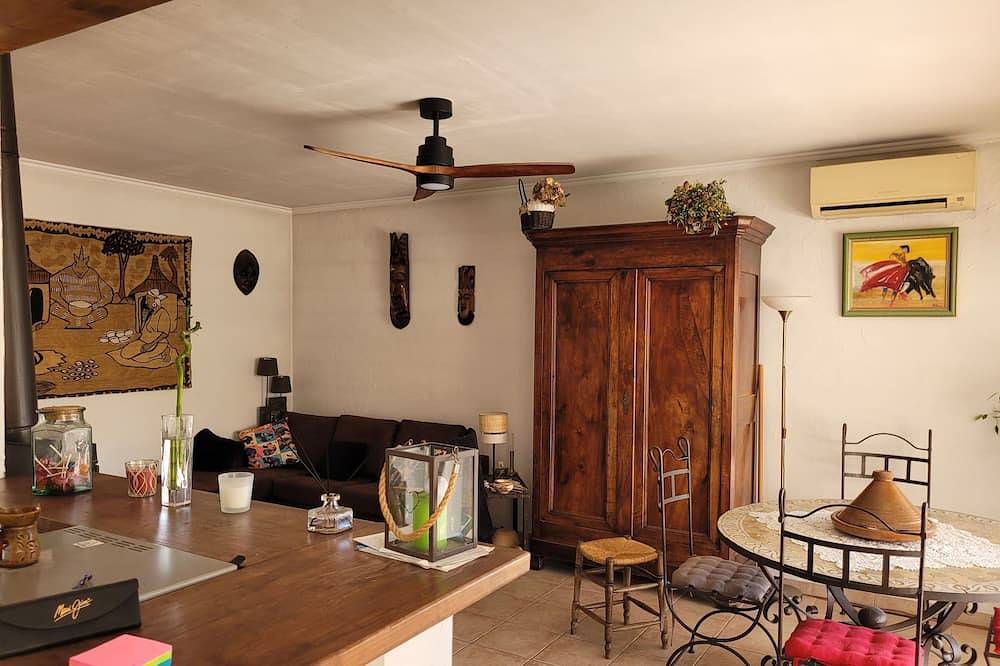 For rent in the sun, small detached villa with lovely private pool area. in Milhaud, Nimes und Umgebung