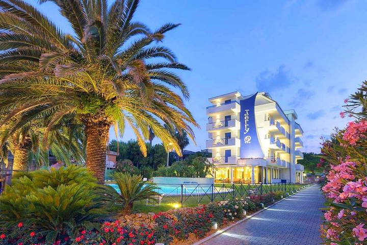 Hotel per 3 persone, con piscina e piscina per bambini nonché panorama e giardino, con animali domestici - 1