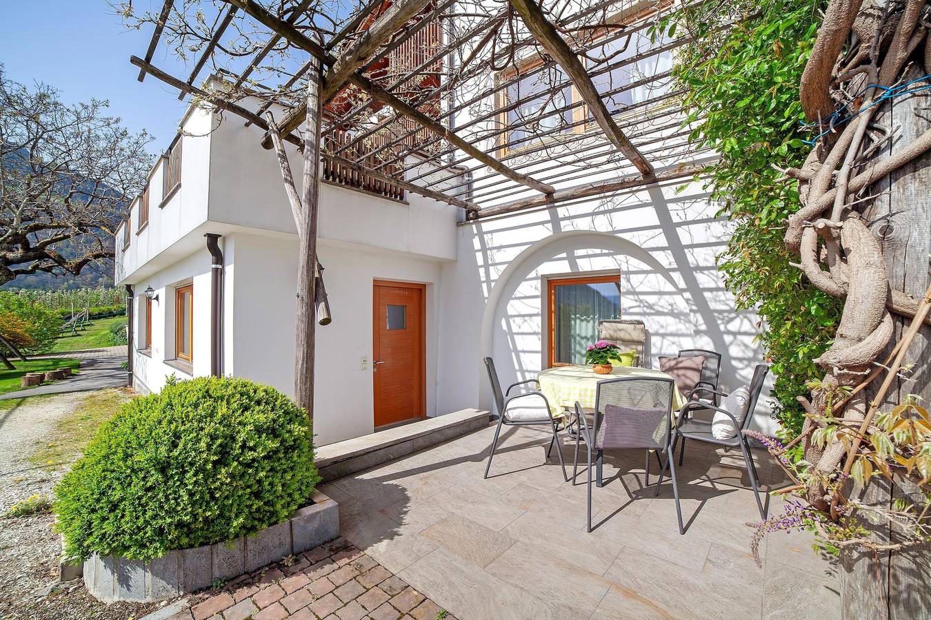 Agriturismo 'Fröhlichhof Pergola' con vista sulle montagne, piscina in comune e Wi-Fi in Plars di Mezzo, Lagundo