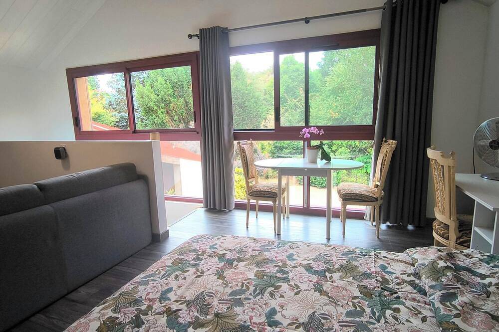 Apartamento entero, Very pleasant, quiet, bright, spacious studio set in a lovely wooded garden in Pluneret, Côte des Mégalithes