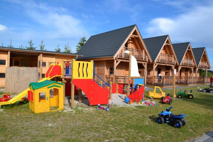 Domek letniskowy dla 10 osób, z Balkon i Ogród w Nowęcin