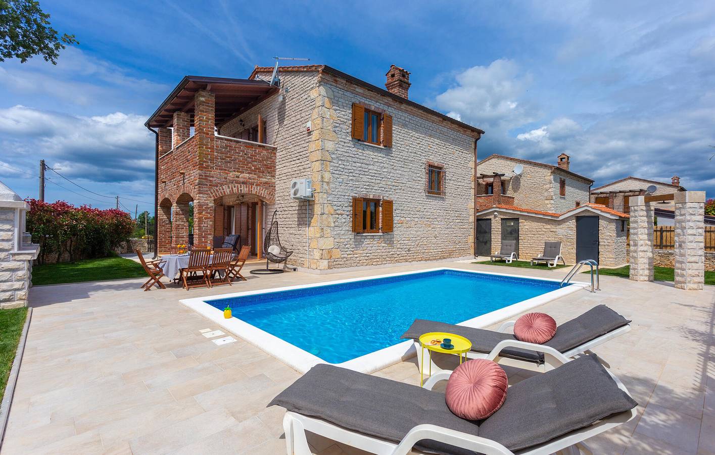 Gemütliche Ferienwohnung mit Pool und Terrasse, 1,5 km vom Stadtzentrum von Jursici entfernt in Jursici, Svetvinčenat