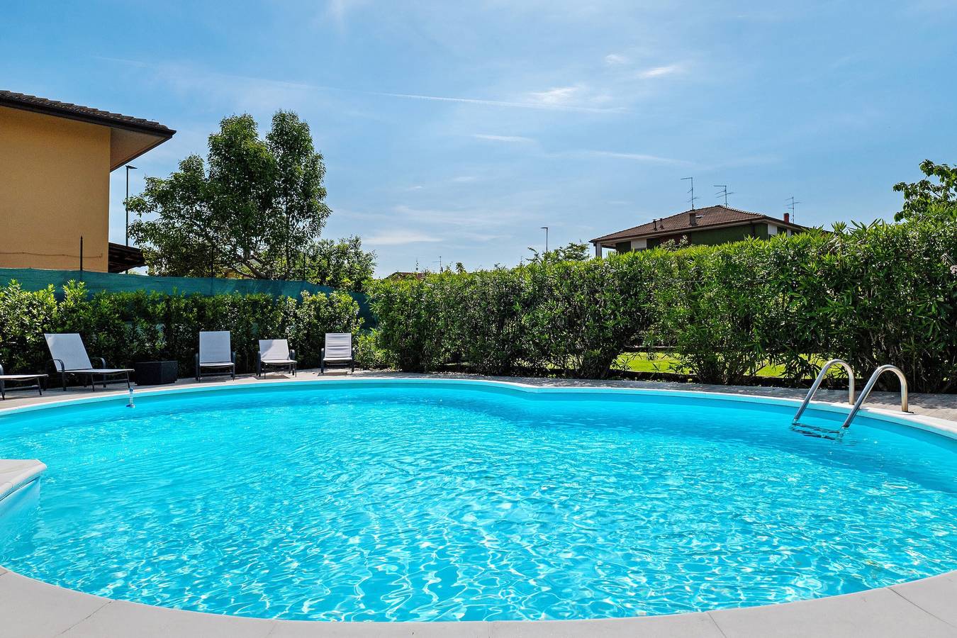 Homestay 'La Casa Di Gio - Camera' con Piscina in Comune, Wi-Fi e Aria Condizionata in San Giovanni Lupatoto, Provincia di Verona