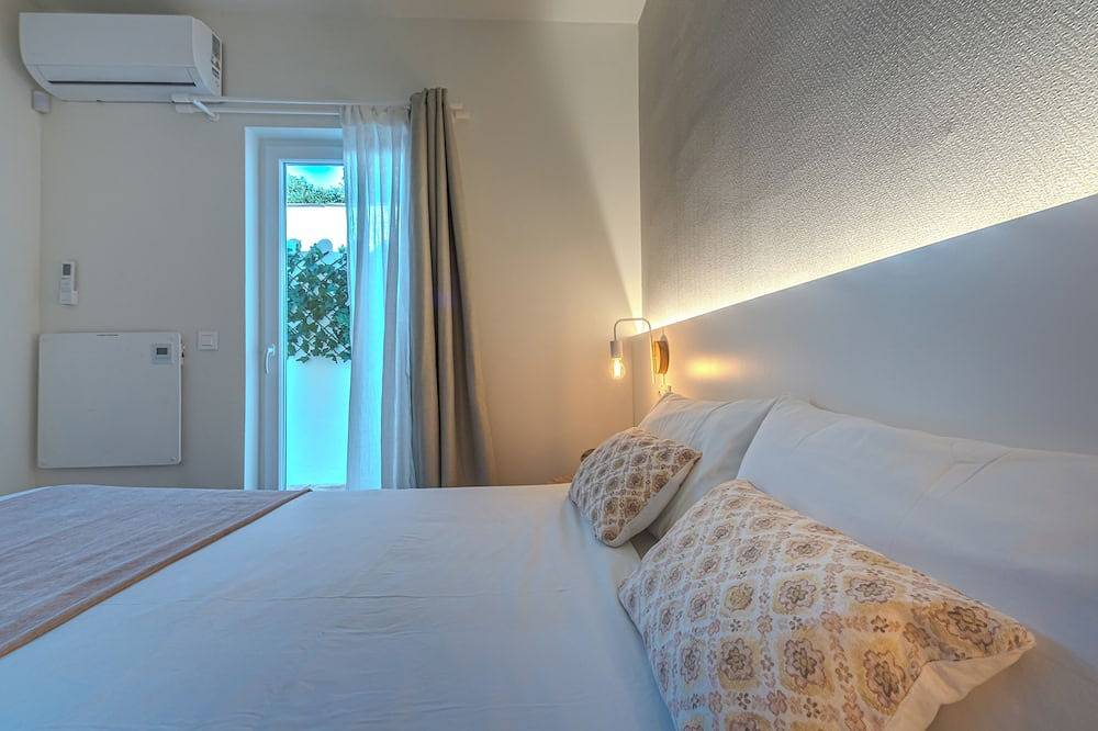 House 80 m from the beach, garden, swimming pool, barbecue and Wifi Ideal for families. in Las Chapas, Marbella