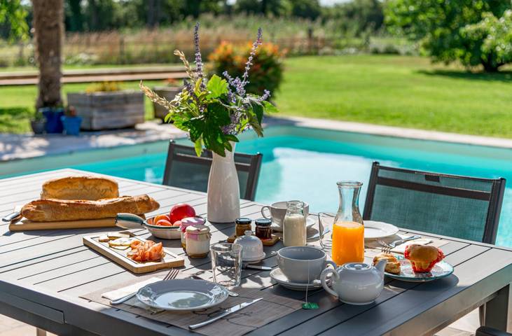 Chambre d’hôte pour 2 personnes, avec jacuzzi ainsi que jardin et piscine
