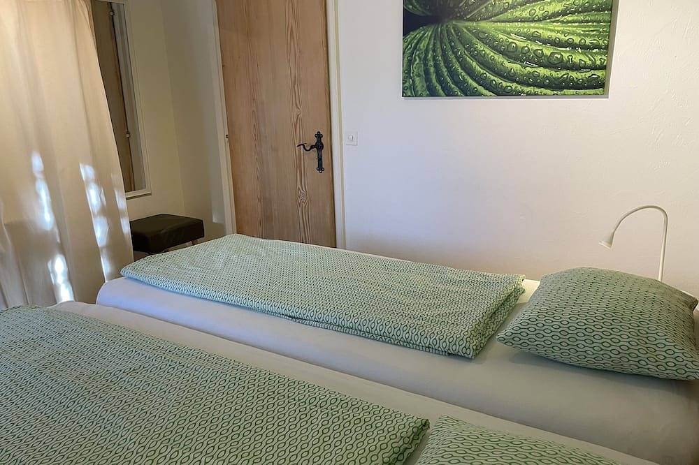 Ganze Wohnung, Charmante Ferienwohnung mit Panoramablick, Pool und Gartenparadies in Gordola, Tessiner Alpen