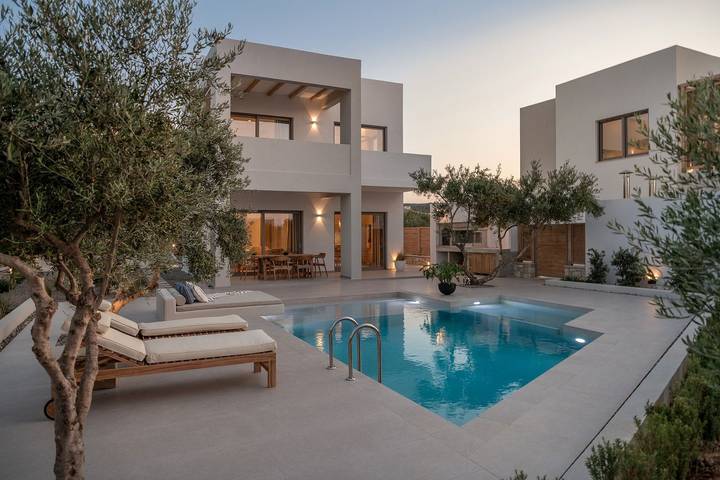 Villa for 21 personer, med hage og sjøutsikt i Platanias Kommune