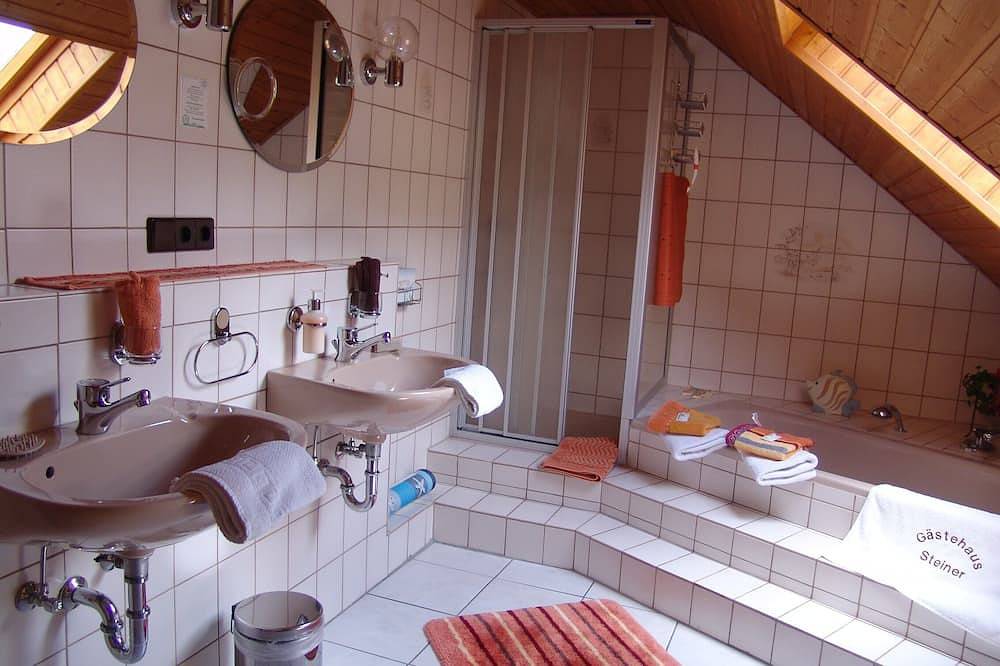 Ganze Wohnung, Verkehrsfreie ruhige Lage,Terrasse, Grillhütte, kl. Liegewiese, für Allergiker in Ramberg, Südliche Weinstraße