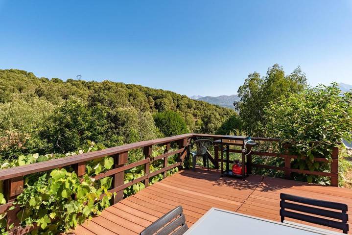 Gîte pour 6 personnes, avec jardin ainsi que piscine et jacuzzi dans Office De Tourisme De La Haute Vallee De La Gravona