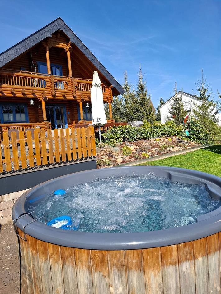Ferienhaus für 8 Personen, mit Balkon und Whirlpool sowie Garten und Sauna