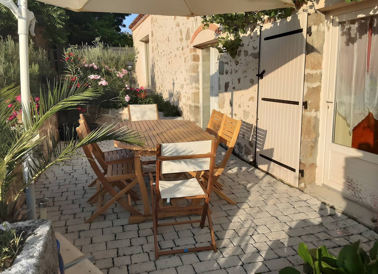 Maison de vacances « Superbe Grange, proche Puy du Fou » au calme, avec piscine, jardin arboré in Bressuire, Deux-Sèvres