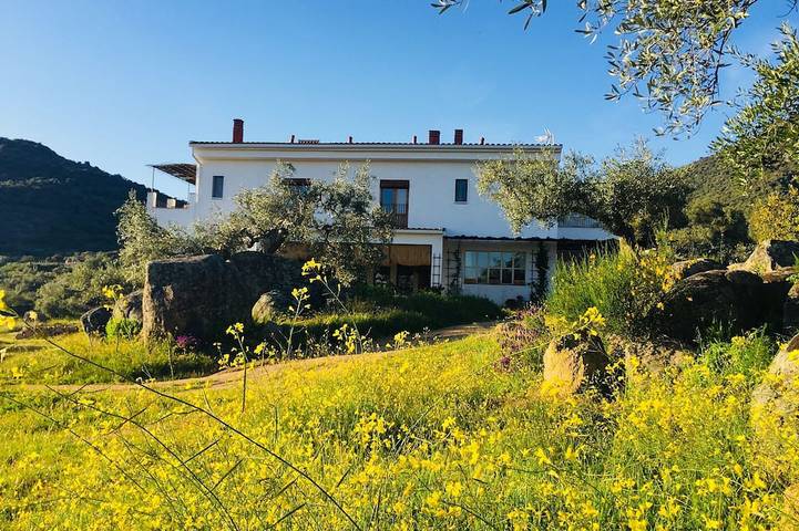 Finca Flores Amarillas - casa rural con piscina y parque infantil (Tr in Almoharín, Provincia de Cáceres