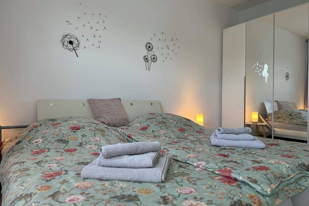 Entire apartment, Ruhrpott Residence - 3-room suite - 70m² with balcony in prime location in Oberhausen, Ruhr district