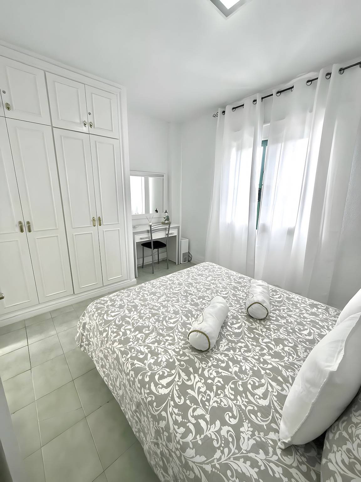 Appartement entier, Vacances 'Costa Serena' avec vue sur la montagne, piscine partagée et Wi-Fi in Costa del Silencio, Arona