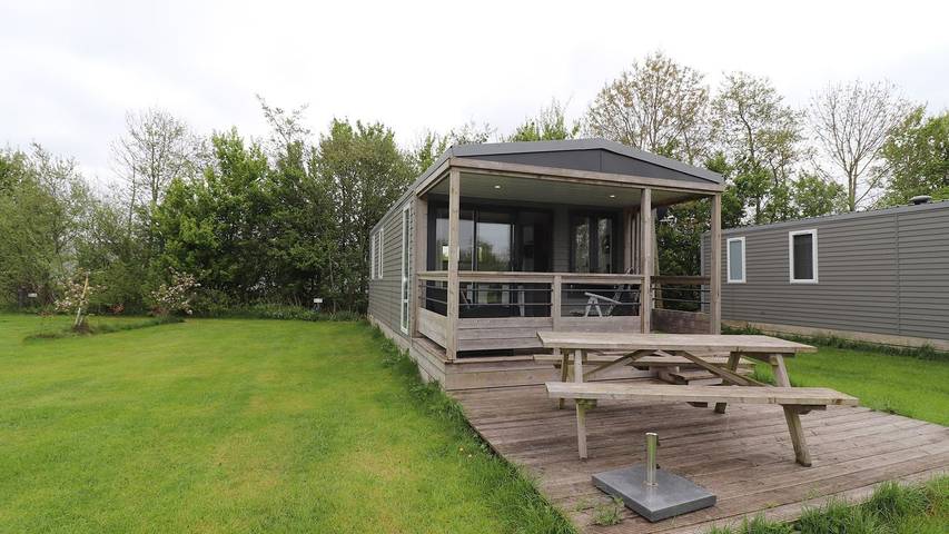 Chalet voor 4 personen, with uitzicht op het meer and tuin as well as terras in Friesland