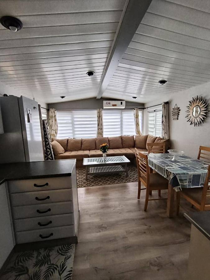 Camping pour 5 personnes, avec Terrasse ainsi que Jardin et Piscine