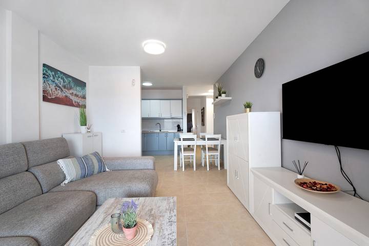 Appartement entier, Appartement de vacances 'Isabel Vista Sur' avec vue sur la mer, piscine partagée et Wi-Fi in Chayofa, Arona
