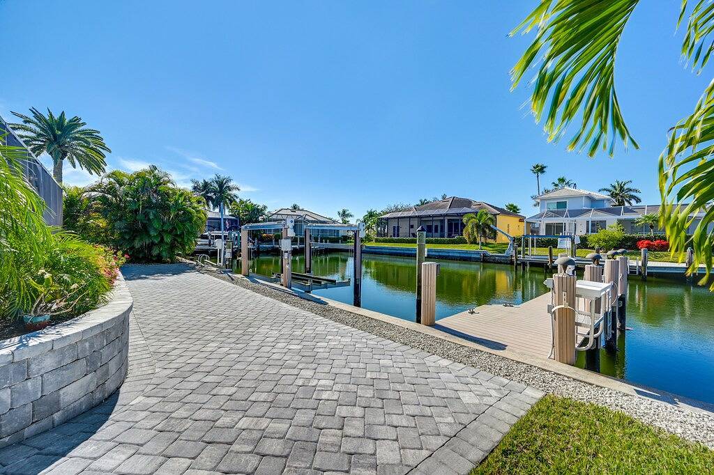 Charming and cozy with a dock for your boat and minutes to the Beach in Marco Island, Southwest Florida
