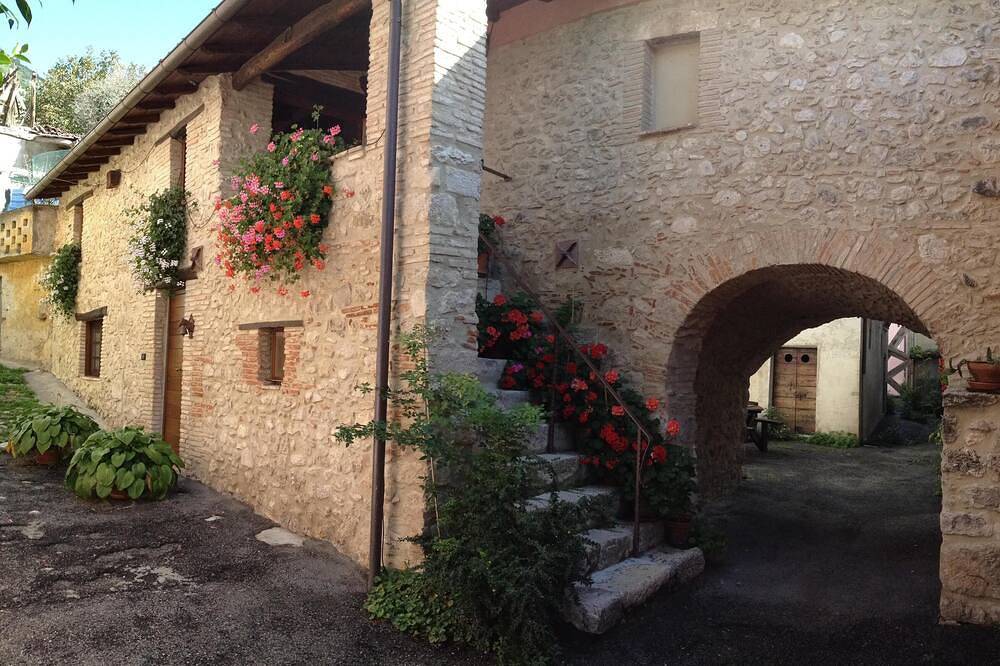 Agriturismo per 6 Persone in Barete, Gran Sasso