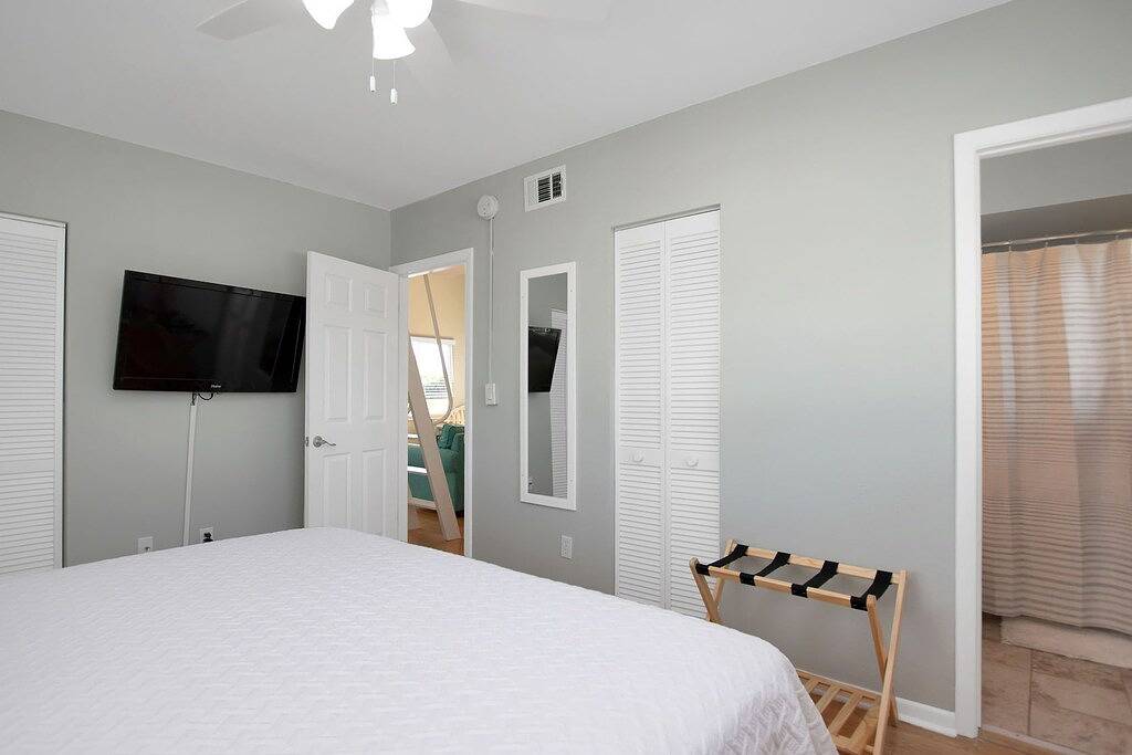 Waterfront House w/ 35ft Dock & Easy Bridge Access in Marathon, Monroe County