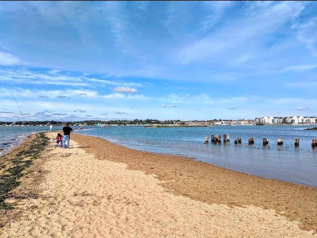 Holiday Home Sleeps 10 in Point Clear, St Osyth