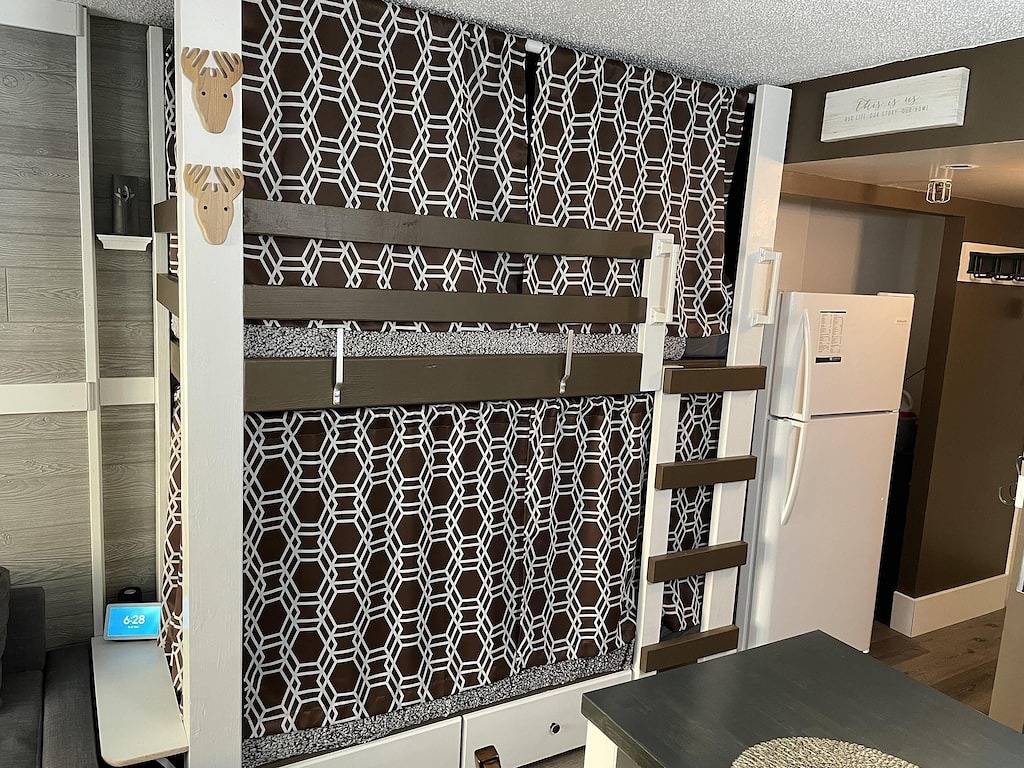 Ganze Wohnung, Sc 2209: Cozy Modern Ski Retreat | Fireplace & Easy Slope Access in Snowshoe, Greenbrier River