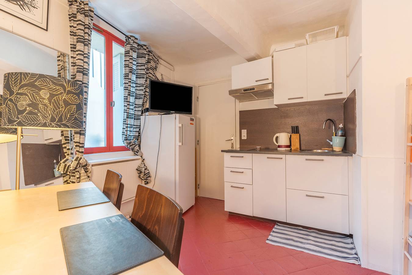 Entire studio, Apartment 'Finsonius Studios 6' with Shared Terrace, Shared Garden and Wi-Fi in Aix-en-Provence, Aix-en-Provence region