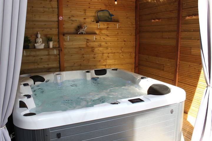 Gîte pour 4 personnes, avec terrasse ainsi que jacuzzi et jardin à Pontorson - 4