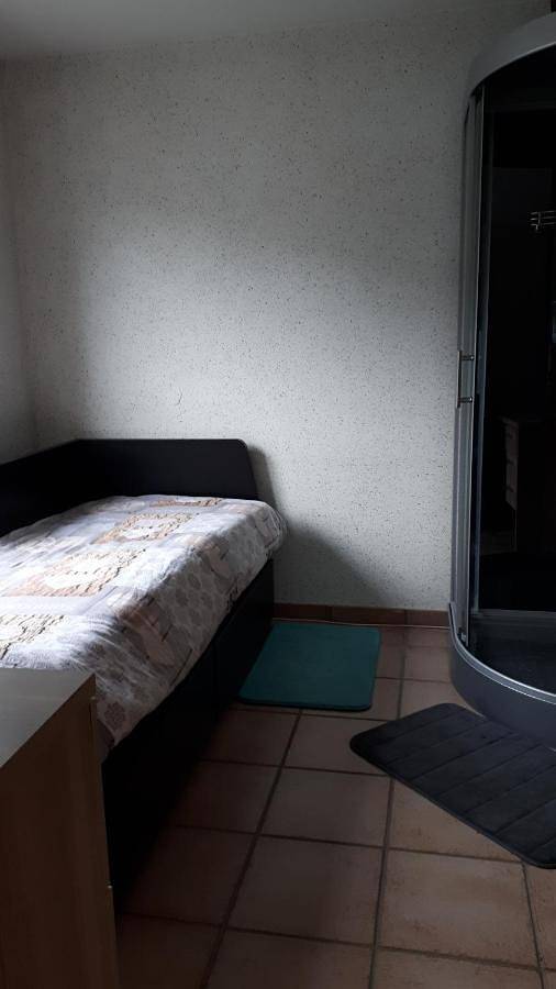 Location de vacances pour 3 personnes, avec jardin ainsi que piscine et vue à Profondeville - 2